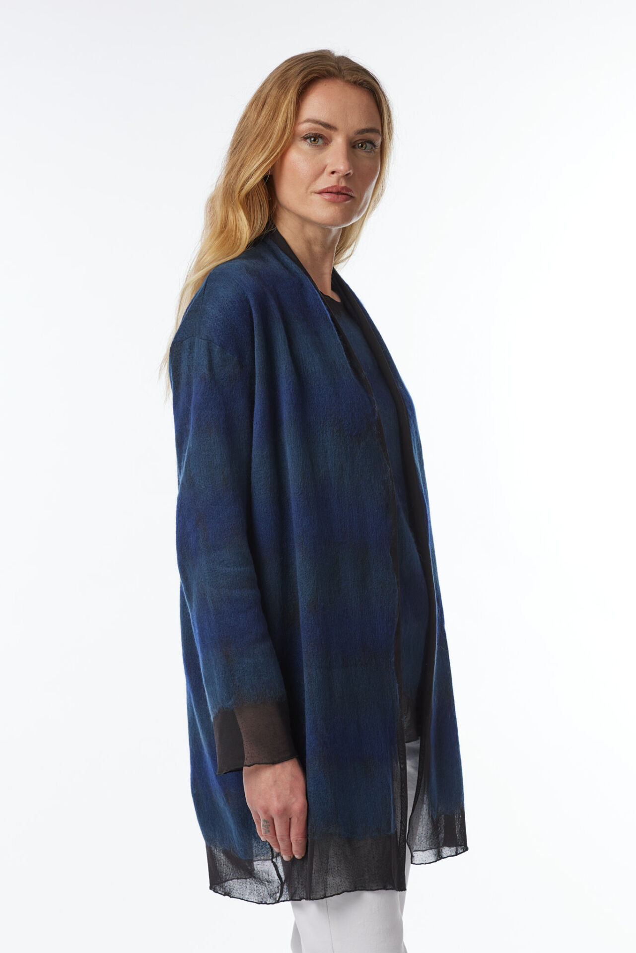 buttonless cardigan in tulle with a contrasting bi-colours needle-punched motiv in 100% wool, long sleeves