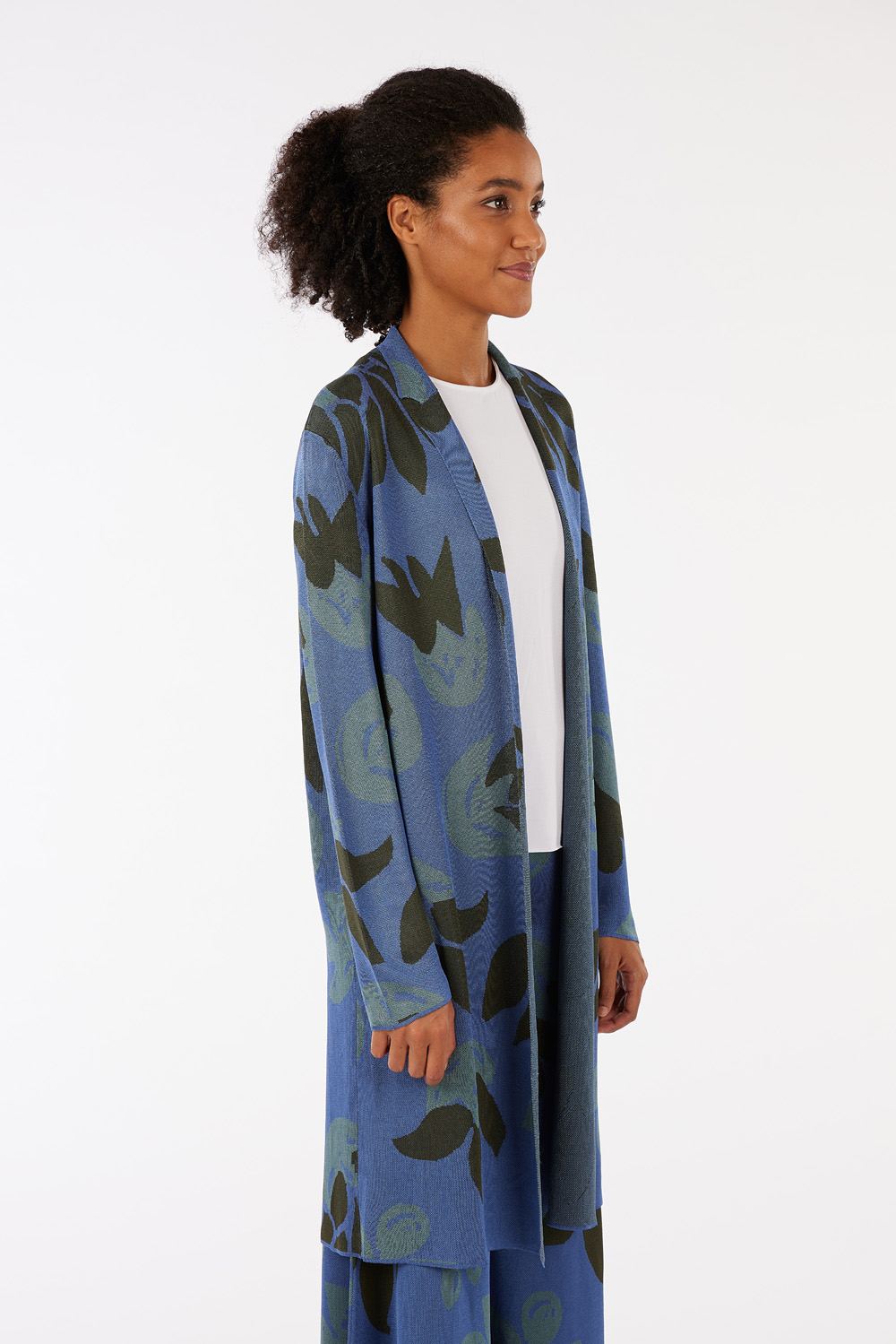 Long buttonless coat with lapels in shiny viscose