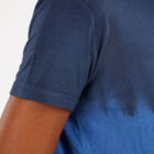 T-shirt scollo a barca in jersey di microfibra, tintura a tecnica garment-dye