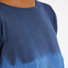 T-shirt scollo a barca in jersey di microfibra, tintura a tecnica garment-dye