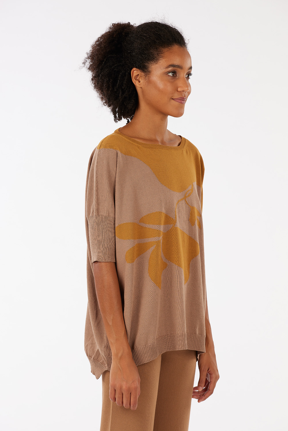 Oversize boat neck sweater in 100% cotton with floral pattern on front and back