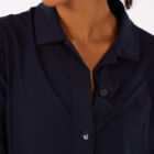 Camicia in jersey di microfibra, manica lunga con polsino stretto, chiusura con bottoni, fondo curvo